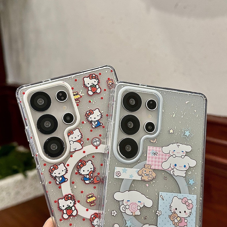Może przedstawiać: Dwa przezroczyste etui na telefon z postaciami z kresk&oacute;wek. Jedno etui przedstawia postacie Hello Kitty z czerwonymi kropkami. Drugie etui ma wz&oacute;r z białą postacią psa i Hello Kitty z misiem.