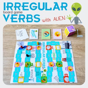 Puede incluir: Un juego de mesa titulado "IRREGULAR VERBS with ALIEN" presenta un tablero de juego colorido, cartas y dados. El tablero de juego tiene un fondo azul con cuadrados numerados e iconos emoji. El juego incluye cartas con las palabras "IRREGULAR VERBS".