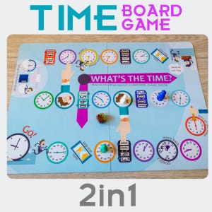 Op de afbeelding: Een kleurrijk bordspel met de tekst "TIME BOARD GAME" en "WHAT'S THE TIME?". Het spelbord bevat klokken, dobbelstenen en pionnen. Het spel is ontworpen om het klokkijken te leren.