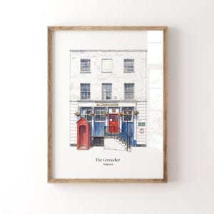 Puede incluir: Una taza de cerámica blanca con un asa negra y el texto "But First, Coffee" en negro, con una fuente de estilo manuscrito. La taza está sobre una superficie blanca.