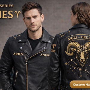 Puede incluir: Chaqueta de cuero negra con diseño dorado de Aries. La chaqueta presenta la palabra "ARIES" y un gráfico de carnero. La parte trasera de la chaqueta tiene una gran cabeza de carnero y un diseño de constelación.