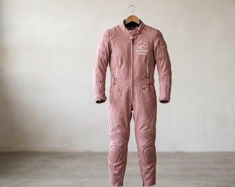 Minimalistisch roze rijpak van rundleer - aangepast logo Esthetisch trainingspak uit één stuk voor dames - beschermende motorkleding op bestelling gemaakt