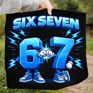 Puede incluir: Toalla negra con las palabras "SIX SEVEN" en azul, texto estilizado. Los números 6 y 7 están personificados con brazos, piernas y zapatillas, chocando los puños. Gráficos de rayos rodean los números.