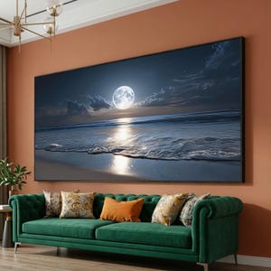 Può includere: Grande opera d'arte incorniciata raffigurante un paesaggio marino notturno con una luna piena che si riflette sull'acqua. L'opera d'arte è esposta sopra un divano in velluto verde con cuscini decorativi. La stanza ha una parete arancione e un lampadario dorato.