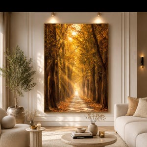 Könnte beinhalten: Ein großer rechteckiger Wandkunstdruck, der einen sonnendurchfluteten Waldweg mit hohen Bäumen und goldenem Herbstlaub zeigt. Die Szene besticht durch warmes Licht, das durch das Blätterdach fällt und helle Strahlen auf den Pfad wirft.