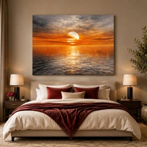 Könnte beinhalten: Ein rechteckiger Wandkunstdruck, der einen lebhaften Sonnenuntergang über einem ruhigen Ozean zeigt. Die Sonne ist eine helle weiße Kugel in einem Himmel voller orangefarbener und grauer Wolken, die einen goldenen Schein auf das Wasser wirft.