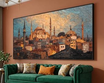 Könnte beinhalten: Großformatiges, gerahmtes Ölgemälde, das eine Stadtlandschaft mit Moscheen und Minaretten unter einem Sonnenuntergangshimmel darstellt. Das Kunstwerk weist einen strukturierten, pastosen Stil mit warmen und kühlen Tönen auf. Das Gemälde hängt über einem grünen Samtsofa.