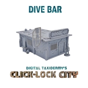 Könnte beinhalten: Graues Miniaturmodell einer Dive Bar mit dem Text "DIVE BAR" darüber. Die Bar hat ein "BOOZE-UP"-Schild und eine kleine Figur davor. Darunter steht "DIGITAL TAXIDERMY'S CLICK-LOCK CITY".
