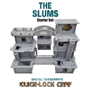Peut inclure: Un ensemble de bâtiments miniatures gris intitulé "THE SLUMS Starter Set". L'ensemble comprend plusieurs structures à plusieurs niveaux reliées par des passerelles. Le texte "DIGITAL TAXIDERMY'S CLICK-LOCK CITY" est également visible.