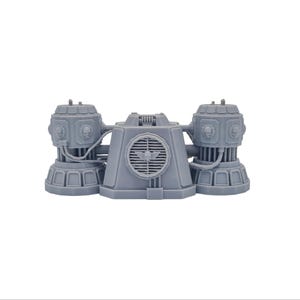 Könnte beinhalten: Graues, 3D-gedrucktes Modell einer futuristischen Industriestruktur. Das Modell verfügt über zwei zylindrische Komponenten mit Schädeldetails, die mit einer zentralen Einheit mit fächerartigem Design und einem geflügelten Emblem verbunden sind. Für Tabletop-Spiele.