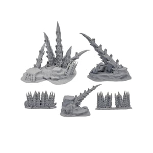 Puede incluir: Un conjunto de piezas de terreno grises con temática de fantasía. El conjunto incluye formaciones y estructuras rocosas y puntiagudas, ideales para juegos de mesa o wargames en miniatura. Las piezas están diseñadas para crear un entorno detallado e inmersivo.