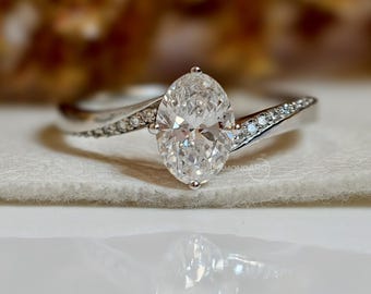1 karat oval diamantring med labbodlad diamant Bypassring Oval förlovningsring Vigselring 14 karat massivt guld Solitär diamantring Jubileumspresent