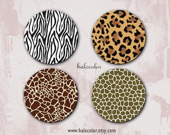 Può includere: Quattro ornamenti rotondi in legno con diversi disegni di stampa animalier. I disegni sono zebra, leopardo, giraffa e coccodrilo.