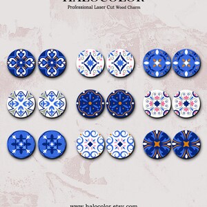 Op de afbeelding: Set van 12 lasergesneden houten bedels met blauwe en witte geometrische patronen. De bedels zijn rond en hebben verschillende ontwerpen, waaronder bloemmotieven, geometrische patronen en abstracte patronen.