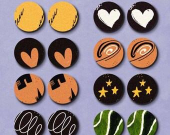 Può includere: Set di 12 ciondoli in legno tagliati al laser con vari disegni, tra cui cuori, vortici, stelle e motivi astratti. I ciondoli sono dipinti in nero, bianco, giallo, arancione e verde.