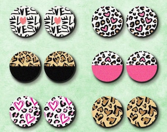 Könnte beinhalten: Eine Sammlung von lasergeschnittenen Holzanhängern mit verschiedenen Designs. Einige Anhänger zeigen das Wort "LOVE" mit einem Herz, andere Leopardenmuster mit Herzen und einige haben einen rosa oder schwarzen Sockel. Der Text "HALOCOLOR" ist oben zu sehen.