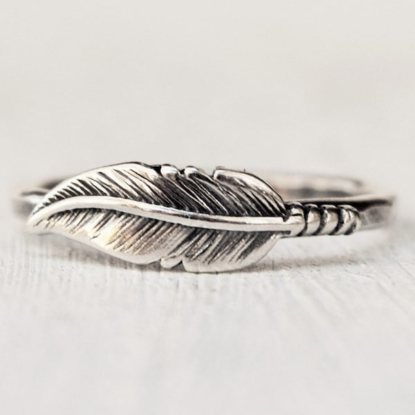 Bague plume en argent sterling avec une bande martelée, bijoux rustiques du sud-ouest, bijoux d'automne, cadeau parfait pour la Saint-Valentin