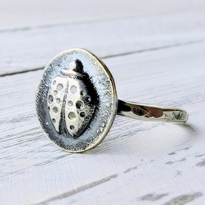 Anillo o pendientes apilables de mariquita de plata esterlina, joyería de metal hecha a mano