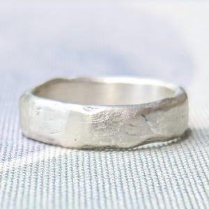 Anillo orgánico de plata de ley de 4 mm, alianza de boda o anillo apilable inspirado en el vidrio marino