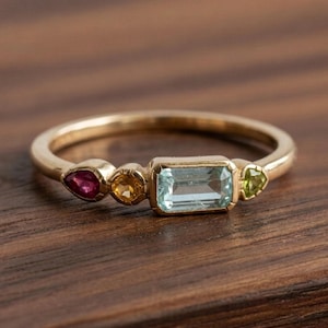 Peut inclure: Ensemble de trois bols gigognes en céramique, bleus, verts et blancs. Les bols présentent un glaçage moucheté et un design simple et moderne. Le plus grand bol mesure environ 15 cm de diamètre.