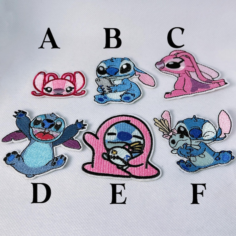 K&ouml;nnte beinhalten: Gestickte Aufn&auml;her mit der Figur Stitch und seiner Begleiterin Angel. Die Aufn&auml;her sind in verschiedenen Posen und Farben, darunter Blau, Rosa und Wei&szlig;. Jeder Aufn&auml;her ist mit einer Kontrastfarbe umrandet und mit einem Buchstaben versehen.