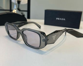 Lunettes de soleil de marque Prada grises vintage : boîte-cadeau en option