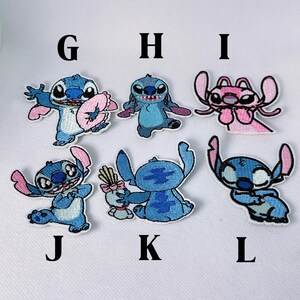 K&ouml;nnte beinhalten: Gestickte Aufn&auml;her mit der Figur Stitch aus Lilo & Stitch. Die Aufn&auml;her sind in verschiedenen Posen und Farben, darunter Blau und Rosa. Jeder Aufn&auml;her ist mit einem Buchstaben von G bis L gekennzeichnet.