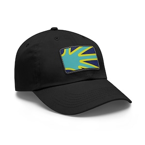 Könnte beinhalten: Eine schwarze Baseballkappe mit einem rechteckigen Aufnäher auf der Vorderseite. Der Aufnäher zeigt ein grafisches Design mit einer türkisfarbenen Mitte, einem dunkelblauen Hintergrund und hellgelben, strahlenförmigen Linien.