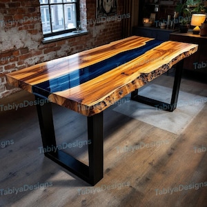 Op de afbeelding: Houten eettafel met een natuurlijke rand en een blauwe harsrivier. Het tafelblad is gemaakt van natuurlijk hout, met een donkerblauwe harsinleg. Hij staat op zwarte metalen poten.