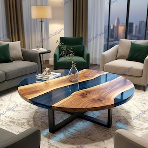 Op de afbeelding: Een ronde salontafel met een uniek ontwerp. De tafel heeft een houten oppervlak met een blauwe epoxyhars rivier in het midden. De tafel wordt ondersteund door zwarte metalen poten. De tafel is een decoratief meubelstuk, ongeveer 120 cm in diameter.
