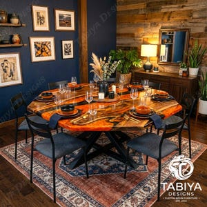 Op de afbeelding: Een grote achthoekige eettafel met een houten blad met natuurlijke randen en een feloranje harsinleg, ondersteund door een zwart metalen X-vormig onderstel. De tafel is omringd door acht donkergrijze gestoffeerde stoelen met zwarte metalen frames.