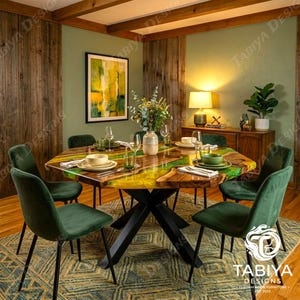 Peut inclure: Une table à manger avec un plateau en bois à bord naturel et un centre en résine jaune translucide, reposant sur une base en métal noir en forme de X. Six chaises en velours vert foncé avec des pieds en métal noir entourent la table.