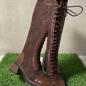 Handgefertigte, zweifarbige Wildleder-Kniestiefel mit Blockabsatz im Dark Academia-Stil