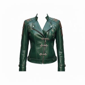Könnte beinhalten: Dunkelgrüne Lederjacke mit Reißverschluss und dekorativen Metallverschlüssen. Die Jacke hat gestickte Details an Schultern und Oberarmen und eine taillierte Passform. Stehkragen und lange Ärmel.