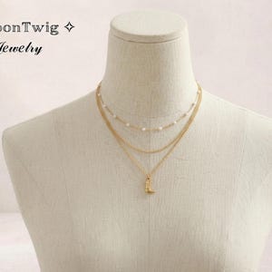 Collar en capas con colgante de bota dorada y doble cadena con perlas artificiales