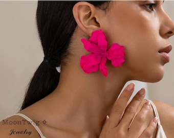 Pendientes llamativos de metal rosa intenso con forma de flor y pétalos audaces colgantes