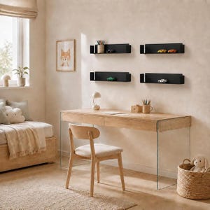 Puede incluir: Cuatro estantes rectangulares negros montados en la pared en un patrón de cuadrícula sobre un escritorio de madera clara con paneles laterales de vidrio. El escritorio tiene dos cajones y una silla de madera clara con asiento beige.
