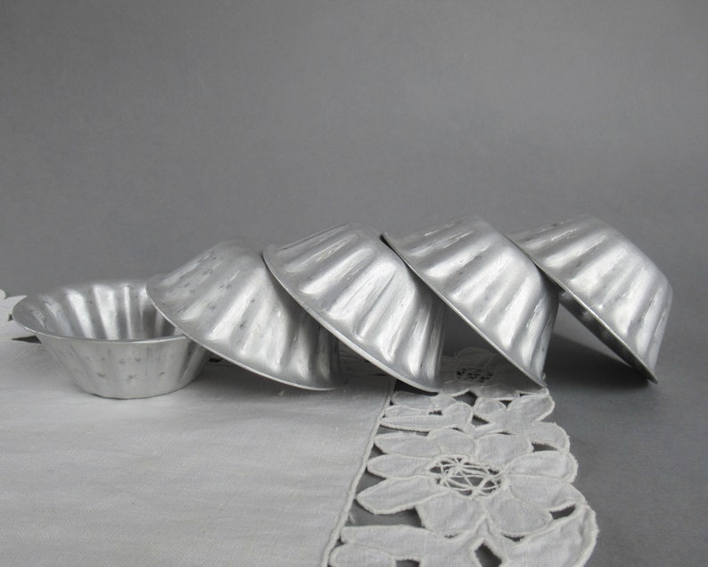 Vintage Cupcake Dosen Muffin Tart Dosen Mini Kuchenformen Formen Aluminium Backform Set von 5 Bauernküche Bild 1