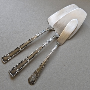 Vintage Cake Server Nóż do tortu weselnego Serwer do ciasta Srebrna łopatka do ciasta Vintage sztućce Floral Rogers AA
