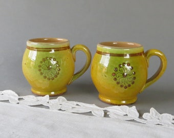 Vintage Keramik-Kaffeetassen-Set mit 2 gelb-grünen Tassen mit ethnischem Muster