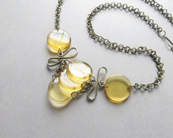 Collar babero vintage amarillo imitación ámbar, cadena de 53 cm.