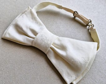 Pajarita vintage hecha a mano, color blanco natural.