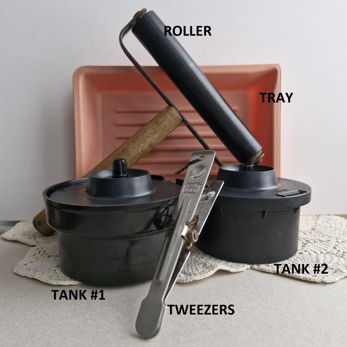 Vintage Photo Equipment 35mm Film Developing Tank, Photo Printing roller, Photographic Tray and Tweezers, foto 2 di 5