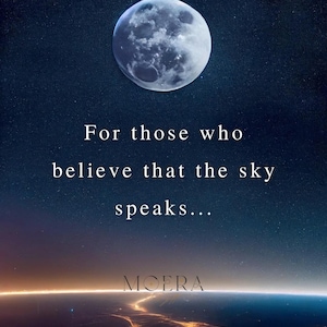 Può includere: Immagine di arte digitale di una luna piena in un cielo notturno stellato. Il testo recita: "Per coloro che credono che il cielo parli..." con il nome "MOERA" sotto. L'immagine ha una combinazione di colori blu scuro e arancione.