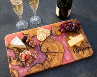 Planche de charcuterie faite main en bois d'olivier avec résine époxy - Planche de fromages artisanaux - Plateau de service en bois