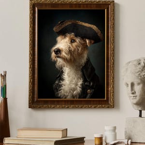 Può includere: Ritratto incorniciato di un cane Fox Terrier a pelo duro vestito da pirata, con un cappello a tricorno nero e una giacca di pelle nera. Il cane ha un mantello bianco e marrone, su sfondo scuro. La cornice è ornata e dorata.