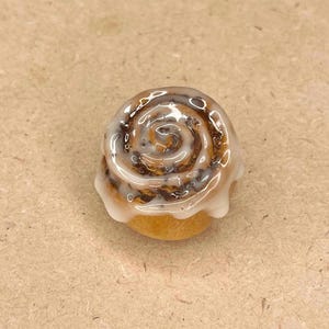 Mini rollo de canela de arcilla / Imán de comida de panadería falsa / Decoración de cocina acogedora hecha a mano