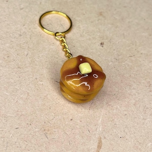 Mini Pancake Stack Schlüsselanhänger mit Sirup, Butter – Gold/Silber Hardware – Kawaii Food Accessoire
