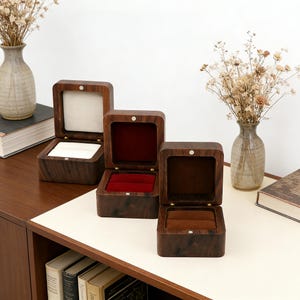 Caja para anillos personalizada de madera maciza, estuche para joyas con logotipo y texto grabados a medida, caja pequeña y portátil para anillos de compromiso, soporte minimalista para anillos de boda.