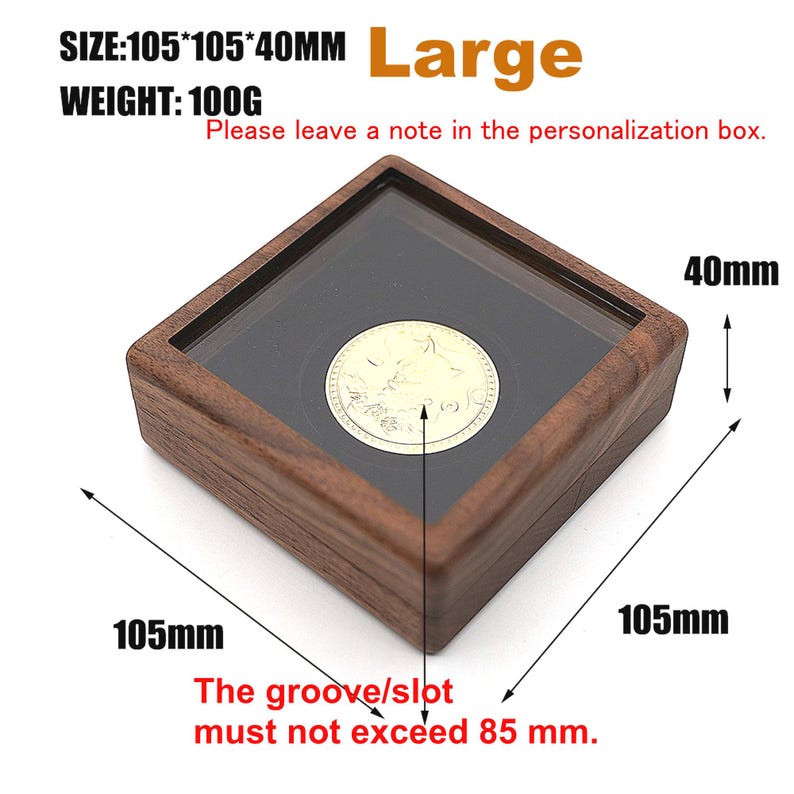 Puede incluir: Una vitrina de madera cuadrada grande con una tapa transparente, dise&ntilde;ada para guardar una moneda. La caja mide 10,5 cm x 10,5 cm x 4 cm y pesa 100 g. El texto "Large" se muestra en la parte superior derecha. La ranura no debe exceder los 85 mm.